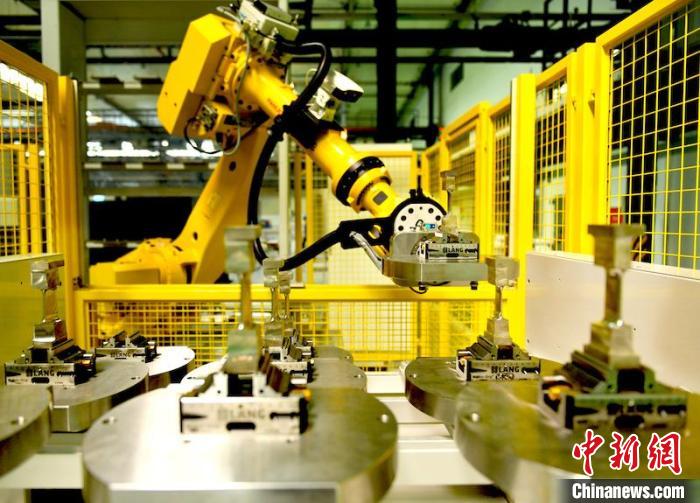 产线机器人放置完工叶片。　刘岗 摄