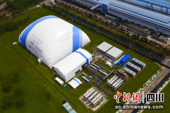 项目像一座蓝白相间的“小山”。尊龙凯时汽轮机 供图